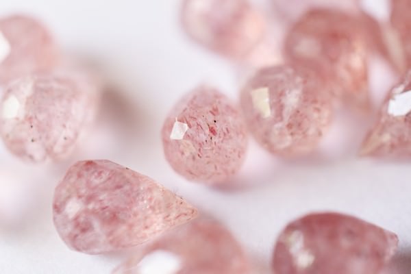 ピンクの緑簾石